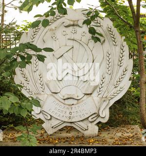 Juschno-Sachalinsk, Russland - 29. August 2019. Nahaufnahme des Emblems der ehemaligen Russischen Föderativen Sozialistischen Republik. Staatszeichen 1978 1991 . Alter p Stockfoto
