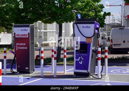 Zwei Ladestationen von EnBW für Elektroautos auf dem Parkplatz von Hellweg, Baumarkt, Berlin Stockfoto