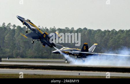 US Navy Lead Solo, Lieutenant Commander. Craig R. Olson, den USA zugeteilt Das Navy Flight Demonstrationsteam, die Blue Angels, zieht seine F-A-18A Hornet scharf hoch. Stockfoto