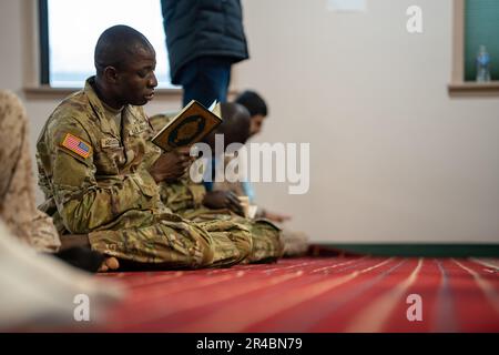 USA Army Pvt. Idrissou Aboudou, Student des Defense Language Institute, studiert den Koran vor Freitag Mittag Jum'ah Religionsdienst 7. April 2023 in der Interfaith Chapel auf der gemeinsamen Basis San Antonio-Lackland. Der Monat zwischen dem 22. März und dem 21. April 2023 fällt mit dem Monat Ramadan im islamischen Kalender zusammen. In diesem Monat fasten treue Muslime tagsüber und essen abends während des „Iftar“ bei Sonnenuntergang. Die USA Das Kaplan-Korps der Luftwaffe deckt die spirituellen Bedürfnisse aller Soldaten und Missionspartner, die an der JBSA ausgebildet werden, unabhängig von ihrer Glaubenstradition. Stockfoto