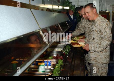 BEFEHLSHABER der US-Marine, 1. Marine Expeditionary Force, Generalleutnant John F. Sattler und Befehlshaber der Expeditionary Strike Group Three (ESG-3), Brigadegeneral. General Carl Jensen, bereiten Sie sich auf das Essen mit den Marines vor. Stockfoto