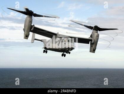 US NAVY A U.S. Marine Corps MV-22B Osprey startet vom Flugdeck des Amphibienschiffs USS Wasp (LHD 1). Stockfoto