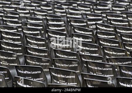 Schwarze Stühle und Filmfestival Locarno in Tessin, Schweiz Stockfoto