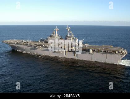 US Navy Hafenansicht des amphibischen Angriffsschiffs USS Wasp (LHD 1), das während der USA im Einsatz war Marinekorps MV-22B Osprey-Flugbetrieb. Stockfoto