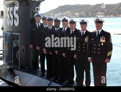 US Navy die leitenden Petty Officers, die dem Tieftauchfahrzeug USS Dolphin (AGSS 555) zugeteilt sind, feiern ihre Zeremonie zum Kommandowechsel. Stockfoto