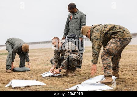 Marines, die dem Hauptquartier und dem Hauptquartier der Luftwaffenstation Iwakuni des Marine Corps zugeteilt sind, haben während des Kampftrainings zur Vorbereitung auf den Tag der Freundschaft 2023 am 26. März 2023 in MCAS Iwakuni, Japan, Sprengstoffe eingesetzt. Das EOD-Team von MCAS Iwakuni führt seit Dezember 2022 verschiedene kontrollierte Explosionen durch, um den Tag der Freundschaft 2023 vorzubereiten. Stockfoto