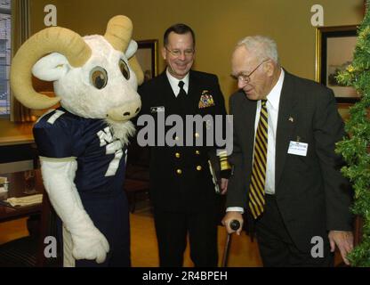 US Navy, die USA Marineakademie Maskottchen Bill der Ziegenbock begrüßt Chef der Marineeinsätze (CNO) Mike Mullen und ehemaliger CNO, ADM Frank B. Kelso während einer Pep-Rally im Ruhestand. Stockfoto