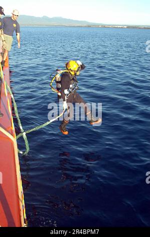 MATE 1. der US Navy Gunner's Mate Klasse zugewiesen zu Mobile Diving Bervage Unit One (MDSU-1), nur wenige Schritte vom Deck entfernt Stockfoto