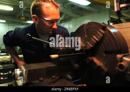 US Navy Machinery Servicebetrieb 3. Klasse der stellvertretende leitende Petty Officer der Maschinenwerkstatt bohrt Löcher für Nachtsichtgerät. Stockfoto