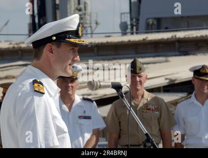 US Navy Royal Netherlands Navy, Commodore, spricht an Offiziere unter der Flagge der Koalition und lädt Gäste, französische und niederländische Matrosen bei der Zeremonie zum Kommandowechsel der Combined Task Force One Five Zero (CTF-150) ein. Stockfoto