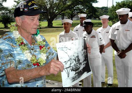 Ein Überlebender DER US Navy Pearl Harbor, der während des Angriffs vom 7. Dezember 1941 auf dem Schlachtschiff USS Nevada (BB 36) stationiert war, erzählt den Seeleuten von seinen Erfahrungen. Stockfoto