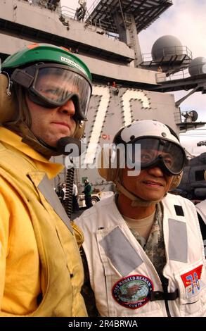 STELLVERTRETENDER Stellvertretender Sekretär der Verteidigung für Reserveangelegenheiten der US-Marine (Bereitschaft, Ausbildung und Mobilisierung), USA Generalmajor Antonio Taguba beobachtet den Flugbetrieb. Stockfoto