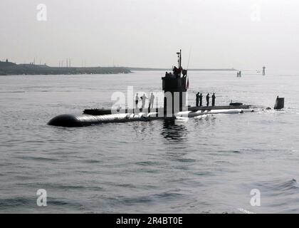 MITGLIEDER der US Navy Crew an Bord des Tieftauchfahrzeugs USS Dolphin (AGSS 555) fahren nach einer Reisezeit vor der Küste Südkaliforniens in den Hafen von San Diego. Stockfoto