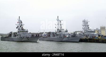 US Navy das Küstenpatrouillenschiff USS Hurricane (PC 3) bereitet sich auf das Anlegen vor, während es am Küstenpatrouillenschiff USS Whirlwind (PC 11) auf der Naval Amphibious Base Little Creek vorbeifährt. Stockfoto