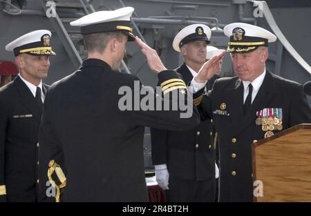 BEFEHLSHABER der US-Marine, USS Curtis Wilbur (DDG 54) Cmdr. Richtig, wir begrüßen den zukünftigen Kommandeur Commander Commander Cmdr. Das bedeutet, dass das Kommando Durin übertritt. Stockfoto