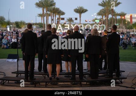 230328-N-PG545-1353, Goodyear, Arizona (28. März 2023) USA Navy Band Sea Chanters treten auf dem Goodyear Civic Square im Rahmen ihrer nationalen Tour 2023 auf. Die Sea Chanters veranstalteten 19 Konzerte an 22 Tagen, wobei sie 2800 km in Washington, Oregon, Kalifornien und Arizona zurücklegten. Auf den Nationaltouren kann sich die Band mit Gemeinden in Gebieten des Landes verbinden, in denen es keine Gelegenheit gibt, regelmäßig die wichtigsten Musical-Ensembles der Navy zu sehen, und diejenigen ehren, die dem Militär gedient haben und weiterhin dienen. Stockfoto