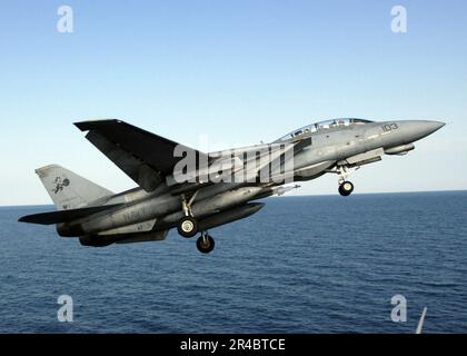 US Navy und F-14 Tomcat, die den Tomcatters von Fighter Squadron Three One (VF-31) zugeteilt wurden, starten vom Flugzeugträger der Nimitz-Klasse USS Theodore Roosevelt (CVN 71). Stockfoto