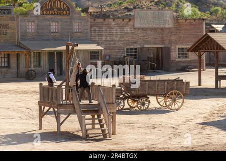 ALMERIA, SPANIEN - 17. DEZEMBER 2022 in unverwechselbaren Wildwest-Kostümen veranstalteten Schauspieler in einer westlichen Stadt eine Bankraubshow Stockfoto