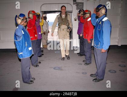 TASK Force 150 des Kommodore der KÖNIGLICHEN Marine DER USA, erhält Auszeichnungen, wenn er die Sideboys an Bord des Amphibienschiffs USS Nassau (LHA 4) durchquert. Stockfoto