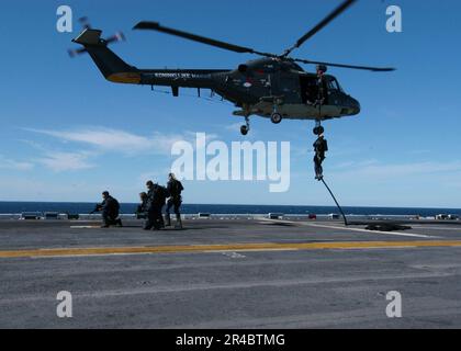 US Navy Royal Netherlands Marines, die dem Landeplattformdock HNLMS De Zeven Provincien (FFG 802) von einem Lynx-Hubschrauber auf das Amphibienschiff USS Nassau (LHA 4) zugewiesen wurden. Stockfoto