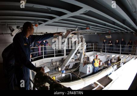 Chef Boatswain's Mate der US-Marine weist das Personal der Decksabteilung an, ein RHIB-Boot (Rigid-Rumull-aufblasbare Boote) einzusetzen. Stockfoto