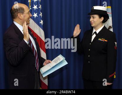 US Navy Secretary of the Navy (SECNAV) Dr. Donald C. Winter vereidigt den Inbetriebnahmeeid an Krankenhaus Corpsman 2. Klasse Stockfoto