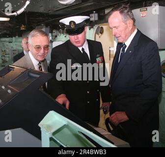 DER CHEF-Quartiermeister der US-Marine spricht mit dem 41. Präsidenten der Vereinigten Staaten, dem ehrenwerten George H.W. über die Bedienung des Schiffes Bush und stellvertretender Verteidigungsminister Gordon R. Engl. Stockfoto