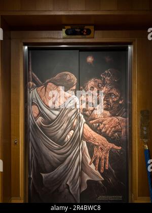 Peter Howson Malerei auf Flit Door in der Ausstellung, City Art Cetnre, Edinburgh, Schottland, Großbritannien Stockfoto