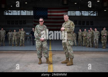 Generalleutnant Tony D. Bauernfeind, Befehlshaber des Sonderkommandos der Luftwaffe, Und Chief Master Sgt. Cory M. Olson, Oberbefehlschef der AFSOC, zusammen mit Mitgliedern des 1. Spezialeinsatzflügels, bereit, die Missionen der AFSOC und 1 der SOW an Präsident Mario Abdo Benítez von der Republik Paraguay in Hurlburt Field, Florida, im März 31 2023 zu präsentieren. Paraguay und die Vereinigten Staaten sind seit 1947 Verbündete im Rahmen des Vertrags von Rio, einem Abkommen, das von mehreren Ländern Amerikas für die Solidarität im Verteidigungsbereich unterzeichnet wurde. Stockfoto