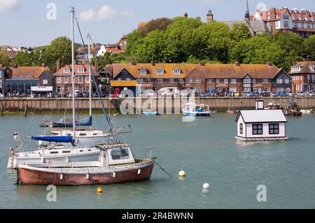 Folkstone Harbour Arm und Boote Stockfoto