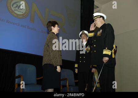 US Navy Rear ADM. William E. Landay, III. Salutiert stellvertretender Sekretär der Marine für Forschung, Entwicklung und Akquisition, der ehrenwerte Dr. Delores M. Etter. Stockfoto