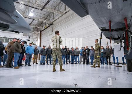 Northwest Machining and Manufacturing Tour The 124. Fighter Wing's Aircraft Maintenance Hanger, Gowen Field, ID, 6. April 2023. Dieses Maschinenbauunternehmen mit Sitz in Meridian, Idaho, stellt seit Jahrzehnten in Gowen Field ein wichtiges Fahrwerk für Die A-10 Thunderbolt II her. Stockfoto