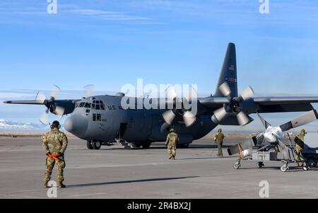 Ein Flugzeug des Typs 910. Airlift Wing C-130H Hercules bereitet sich auf den Start vor, 18. Januar 2023, am Luftwaffenstützpunkt Mountain Home, Idaho. Der C-130 wurde am 27. September 2022 durch einen technischen Befehl zur Einhaltung der Flugzeit des Air Mobility Command auf den Boden gesetzt, während er eine Luftspray-Mission über MHAFB flog. Die 910. AW entsandte vom 9. Bis 20. Januar ein Instandhaltungsteam, das den C-130 für die Rückgabe an die Servicefahrt nach Hause inspizieren und reparieren sollte. Stockfoto