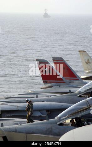 US Navy Ein Pilot verlässt eine F-14D Tomcat, die der Black Lions of Fighter Squadron Two One Three (VF-213) auf dem Flugdeck des Flugzeugträgers der Nimitz-Klasse USS Theodore Roosevelt (CVN 71) zugeteilt wurde. Stockfoto