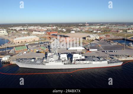 US Navy ein Luftblick auf den neuesten Pre-Commissioning Unit (PCU) Forrest Sherman (DDG 98) der Naval Air Station (NAS) Pensacola. Stockfoto