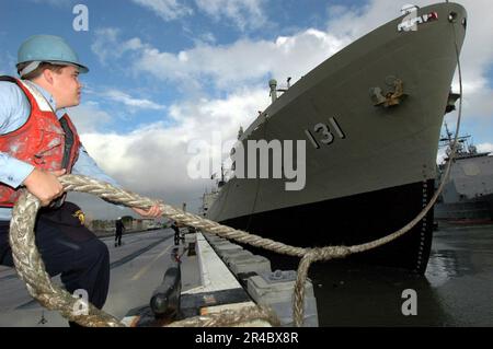 US Navy Sonar Technician 3. Class wirft das peruanische Transportschiff BAP Mollendo (ATC 131) nach dem viertägigen Hafenbesuch der Schiffe in Pearl Harbor ab. Stockfoto