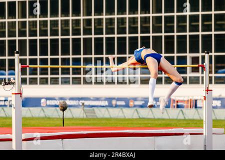 Eine Sportlerin, die in den Sommermeisterschaften der Leichtathletik, fosbury Flop Technique, über die Bretter springt Stockfoto