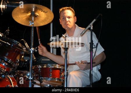 DER US Navy-Musiker der 2. Klasse spielt Schlagzeug während einer Aufführung in der Riverview High School. Stockfoto