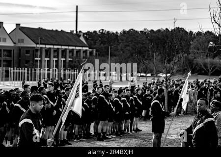 Fallschirmjäger, die der 82. Luftwaffe zugeteilt sind, verabschieden sich von Kommandoleiter Major David Pitt, dem Kommandoleiter Major der Division, in Fort Bragg, NC, 8. Februar 2023. Fallschirmjäger schenkten Pitt mit einer Tafel, die seine herausragende Führung und Geschichte mit der Division darstellte. Stockfoto