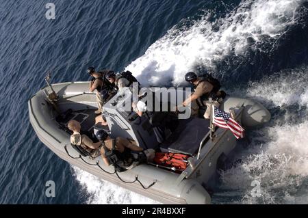 US Navy Ein Team von Visit Board Search and seizure (VBSS), das dem Zerstörer USS Gonzales (DDG 66) zugeteilt ist, verlässt das Schiff während einer Übungsübung auf einem RHIB (Rigid Hull Inflatable Boat). Stockfoto