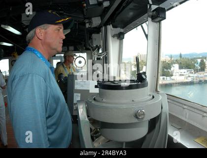 US Navy National Football League (NFL) der Cheftrainer der Carolina Panthers, John Fox, blickt auf Pearl Harbor von der Brücke an Bord des Kreuzers USS Port Royal (CG 73) mit geführten Raketen. Stockfoto