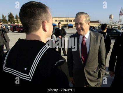 US Navy Secretary of Defense (SECDEF), der ehrenwerte Donald H. Rumsfeld, besucht die USA Navy-Matrosen in der Naval Air Station Sigonella, Sizilien. Stockfoto
