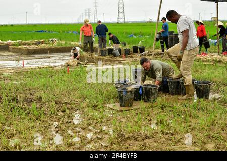 Leiter und Team der Defense POW/MIA Accounting Agency, arbeiten während einer Mission in der Provinz Quang Binh, Sozialistische Republik Vietnam, am 30. März 2023 in einem Ausgrabungsnetz. Es gibt derzeit 1.581 vermisste Amerikaner aus dem Vietnamkrieg. Stockfoto