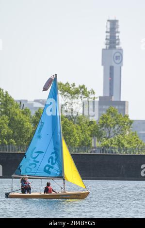 Edgbaston Reservoir, Birmingham, 27. Mai 2023 - leidenschaftliche Wassersportbegeisterte gingen am Samstagmorgen zum Edgbaston Reservoir, um die heißen Temperaturen am Spring Bank Holiday Weekend zu genießen. Mehrere Sonnenanbeter benutzten Segel- und Ruderboote, um das glitzernde Wasser zu durchqueren, während Birminghams Skyline im Hintergrund auftauchte. Ein Windsurfer nutzte auch den kleinen Wind, um Spaß in der Sonne zu haben. Kredit: Stop Press Media/Alamy Live News Stockfoto