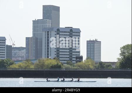 Edgbaston Reservoir, Birmingham, 27. Mai 2023 - leidenschaftliche Wassersportbegeisterte gingen am Samstagmorgen zum Edgbaston Reservoir, um die heißen Temperaturen am Spring Bank Holiday Weekend zu genießen. Mehrere Sonnenanbeter benutzten Segel- und Ruderboote, um das glitzernde Wasser zu durchqueren, während Birminghams Skyline im Hintergrund auftauchte. Ein Windsurfer nutzte auch den kleinen Wind, um Spaß in der Sonne zu haben. Kredit: Stop Press Media/Alamy Live News Stockfoto