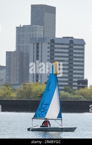 Edgbaston Reservoir, Birmingham, 27. Mai 2023 - leidenschaftliche Wassersportbegeisterte gingen am Samstagmorgen zum Edgbaston Reservoir, um die heißen Temperaturen am Spring Bank Holiday Weekend zu genießen. Mehrere Sonnenanbeter benutzten Segel- und Ruderboote, um das glitzernde Wasser zu durchqueren, während Birminghams Skyline im Hintergrund auftauchte. Ein Windsurfer nutzte auch den kleinen Wind, um Spaß in der Sonne zu haben. Kredit: Stop Press Media/Alamy Live News Stockfoto