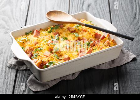 Osterreichischer gebackener Schinken, Käse und Nudelauflauf als Nahaufnahme auf dem Backblech auf dem Tisch. Horizontal Stockfoto