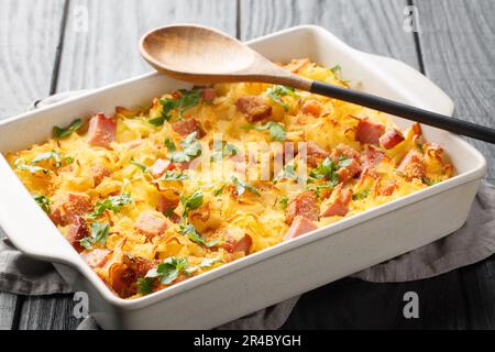 Cremige gebackene Pasta mit Speck und Käse auf dem Backblech auf dem Tisch. Horizontal Stockfoto