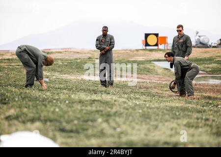 Marines, die dem Hauptquartier und dem Hauptquartier der Luftwaffenstation Iwakuni des Marine Corps zugeteilt sind, haben während des Kampftrainings zur Vorbereitung auf den Tag der Freundschaft 2023 am 26. März 2023 in MCAS Iwakuni, Japan, Sprengstoffe eingesetzt. Das EOD-Team von MCAS Iwakuni führt seit Dezember 2022 verschiedene kontrollierte Explosionen durch, um den Tag der Freundschaft 2023 vorzubereiten. Stockfoto