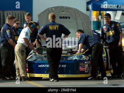 Mitglieder der US Navy von JR Motorsports arbeiten an der Navy Nr. 88, beschleunigen Sie Ihren Life Chevrolet Monte Carlo auf der Boxenreihe, bevor Sie auf dem Daytona International Speedway trainieren. Stockfoto